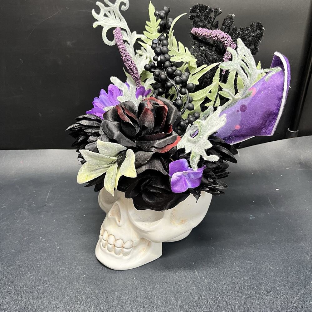Hyde And Eek! Halloween “Creepy Plant” White Skull Flowers Arrangement Display